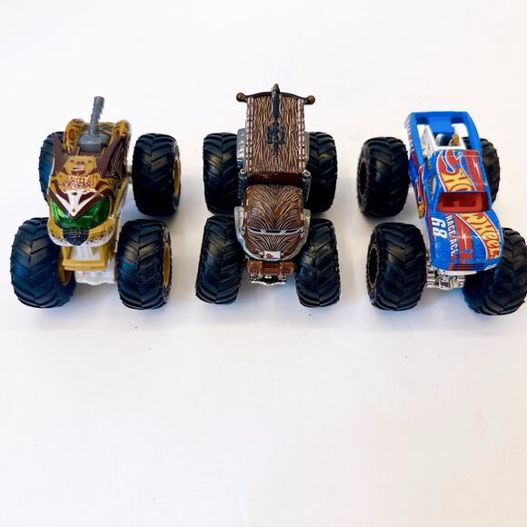 ❌SOLD❌ Hot Wheels Monster Trucks Race Ace #68 Scratch Attack, Star War Chewbacca - Picture 2 of 9